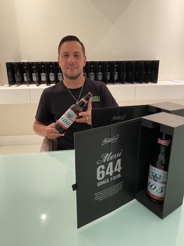 体育赛事-我也创纪录！收21瓶破门啤酒 迭戈·阿尔维斯谢梅西